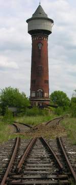 Der Wasserturm in Elstal am Bahntag (21.5.2005). Davor eine symmetrische Auenbogenweiche, lngst stillgelegt und inzwischen in Selbstauflsung.
