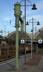 Auch in Dresden Hbf gibt es noch einen , sicher nicht mehr funktionsfhigen (?), Wasserkran am Gleis 14,brigens  ist das das  Gleis von welchem Dresdens 1.