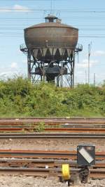 Ein nicht mehr genutzter Wasserturm aus der Dampflokzeit steht (noch) im Mannheimer Rangierbahnhof.