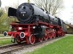 Schnellzuglokomotive 01220 in Treuchtlingen, Baureihe 01 der Deutschen Reichsbahn, gebaut 1937 vom Lokomotivenhersteller Henschel & Sohn unter der Fabriknummer 23468, steht seit dem 17. Juli 1969 als Denkmal in einem Park nahe der Altmühltherme (01.05.2016)