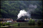 01118 erreicht hier mit ihrem Planzug im Rahmen einer Dampfbahn Aktion an der Lahn am 30.4.2005 Balduinstein.