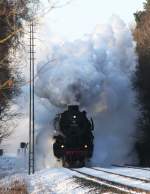 DB 01 1066 UEF Sonderzug  Winterzauber der Eisenbahn im Erzgebirge   aus Nürnberg, KBS 860 Nürnberg - Marktredwitz, fotografiert bei Immenreuth am 11.02.2012 --> bei knackigen -21°C war das Warten auf