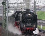 Historische Eisenbahn Frankfurt 01 2118-6 macht am 16.04.16 ordentlich Dampf. Von einen Gehweg aus fotografiert. Dieses Foto hat ein Freund von mir gemacht und ich darf es veröffentlichen.
