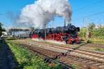 VSN 01 1075 am 02.10.2025 zusammen mit 01 1104 mit dem Sonderzug aus Anlass des Jubil�ums  100 Jahre Baureihe 01  bei der Ausfahrt aus Aschaffenburg Hbf ins Maintal Richtung Miltenberg