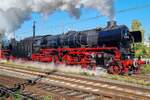 VSN 01 1075 am 02.10.2025 zusammen mit 01 1104 mit dem Sonderzug aus Anlass des Jubil�ums  100 Jahre Baureihe 01  bei der Ausfahrt aus Aschaffenburg Hbf ins Maintal Richtung Miltenberg