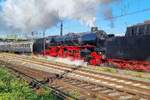 VSN 01 1075 am 02.10.2025 zusammen mit 01 1104 mit dem Sonderzug aus Anlass des Jubil�ums  100 Jahre Baureihe 01  bei der Ausfahrt aus Aschaffenburg Hbf ins Maintal Richtung Miltenberg