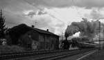 Dunkle Wolken über Konz: Kurz vor einem kräftigen Regenschauer verlässt 01 1075 mit einem DPE nach Saarbrücken am 30.04.2018 Konz Mitte, links der ehemalige Lokschuppen