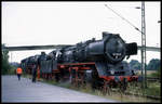 ET Lok 503655 und dahinter die Ulmer 011066 fassen am 12.9.2003 an der Lienener Straße Wasser an der dortigen Laderampe. Im Hintergrund ist die Fußgängerbrücke nahe des TWE BW zu sehen. 