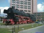 01 1063 auf dem Denkmalsockel vor dem Hbf Braunschweig am
16.04.2008.