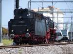 01 1066 der UEF (Ulmer Eisenbahnfreunde) am 1.5.05 in Romanshorn. Im Hintergrund RABe 526 712-6