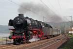 01 1066 mit ihrem 10 Wagen Sonderzug nach Giessen in Dattenberg am 28.04.2012