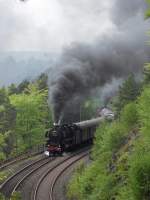 01 1066 zieht ihren Sonderzug am 22.05.2010 mit krftiger Schubuntersttzung die Schiefe Ebene hinauf nach Marktschorgast.