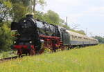 012 104-6 mit DPE 17491(Neumünster-Warnemünde)bei der Durchfahrt in Rostock-Evershagen.12.08.2023