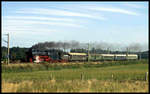 Am Ortsrand von Lotte ist hier die Ulmer 011066 mit einem bunt gemischten Wagenzug am 13.9.2003 um 10.02 Uhr unterwegs nach Norddeich.