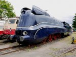 Stromlinienschnellzuglok 01 1102 und 113 311 aus Anlass des 175-jhrigen DB-Eisenbahnjubilums vereint im Sddeutschen Eisenbahnmuseum Heilbronn am 19.