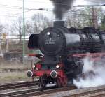 Ob die Lok Freude versprt?

als sie mit Volldampf den Bahnhof Dillingen - Saar verlsst.

01 1066 am 03.04.2010