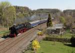 01 1066 fährt am 19.04.15 mit einem Sonderzug von Dresden nach Stuttgart, hier in Jößnitz zu sehen.