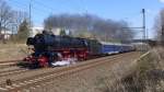 19.04.2015 01 1066 mit Sonderzug Dresden-Stuttgart in Neumark/Sachs.