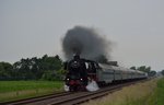 Am eher grauen Morgen kam 012 066-7 alias 01 1066 mit einem Sonderzug nach Boppard durch Kerken gefahren.

Kerken 11.06.2016