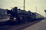 Bei (für die damaligen analogen Kameras) schon schwierigen Lichtverhältnissen steht die 012 066-7 mit dem abendlichen Schnellzug nach Emden im Frühjahr 1975 abfahrbereit im Bahnhof Rheine. Wie man am Feuerschein zwischen der 2. und 3. Triebachse sieht, wurde der Ölbrenner gerade gezündet.