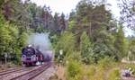 01 509 kam am 13.7.02 aus dem 170 m langen Haidenh�beltunnel. An der frei zug�nglichen  Ausweichanschlussstelle Dolomit hatten sich ein paar Fotografen versammelt. Die Klappst�hle rechts geh�rten einem davon. 