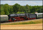 Nach rund einem Jahr Aufenthalt im Dampflokwerk Meiningen kehrte die Schnellzugdampflok 01 519 der Eisenbahnfreunde Zollernbahn e.V. am 17.07.2026 nach Rottweil zur�ck. Die Hauptuntersuchung der noch nicht ganz vollst�ndigen Maschine wird in den n�chsten Wochen im heimatlichen BW abgeschlossen, s. d. der Renner bald wieder f�r Sonderfahrten zur Verf�gung stehen wird. Die Diesellok 218 155-0 (NeSA) bef�rderte am fr�hen Nachmittag den �berf�hrungszug auf der Frankenbahn bei Reichenberg/Unterfr. gen W�rttemberg.