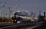 Bei fortgeschrittener Dämmerung,inklusive Verspätung,verlässt die Dampflokomotive 01 519 mit dem Sonderzug nach Tübingen nach dem Besuch des Weihnachtsmarktes die Stadt Regensburg.