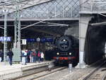 01 0509-8 mit dem PRESS Sonderzug  Große  Erzgebirgsumrundung 
Der Zug  hatte von Reichenbach kommend eine Elok und eine Lok der Baureihe 112  als Zuglok.
In Dresden Neustadt war Richtungswechsel. 
Die 01 0509 setzte sich in Dresden Neustadt an die Spitze des Zuges. 09.04.2022 07:40 Uhr.