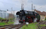 Am Sonntag und Montag (24. - 25.04.2022) überführten die Eisenbahnfreunde Zollernbahn (EFZ) ihre Schnellzugdampflok 01 519 alias 01 1519-6 solo von Meiningen aus dem dortigen DB-Dampflokwerk über Schweinfurt, Würzburg, Lauda und Heilbronn in heimatliche Gefilde nach Amstetten, wo die Maschine bereits für die nächste Sonderfahrt benötigt wurde. Auf dem Weg ins Ländle machte der Schnellzugrenner gegen Mittag Station im DGEG-Museum in Würzburg-Zell, wo die Maschine mit Wasser versorgt und die Lager kontrolliert wurden. Lok und Mannschaft fuhren nach der Übernachtung am nächsten Morgen weiter ins Schwäbische. 