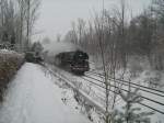 Die Woche fngt ja gut an!   Am 16.02.2009 erst Schneegestber und dann 01 1533-7 auf dem Weg von Lbau nach Dresden kurz vor dem Bahnhof Bautzen.