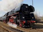 Die 01 533 der GEG am 28.02.2009 mit dem Sonderzug nach Attnang-Puchheim bei der Ausfahrt aus Braunau.