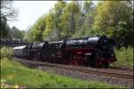 01 0509 und 01 533 rollen am Zugschluss eines Dampfpendelzuges in den Bahnhof von Neuenmarkt-Wirsberg ein. (22.05.2010)