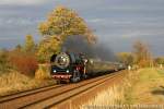 01 509 bringt einen Sonderzug aus Grlitz und fhrt am 28.10.10 durch das unglaubliche Licht der tief stehenden Herbstsonne beim Bk Rosenhain.