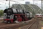 01 0509 mit dem SWR  Eisenbahnromantik  Sonderzug bei der Einfahrt in Kln Hbf. am 20.09.2011