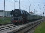 Auch in diesem Jahr besuchte wieder die 01 0509 das Bahnhofsfest in Putbus fr vier Stunden.Hier erreichte der Sonderzug aus Cottbus,am 19.Mai 2012,pnktlich den Bahnhof Bergen/Rgen.Nach der Einfahrt des Zuges mute sich am Schlu die PRESS 112 565 setzen weil es in Putbus kein Umsetzgleis mehr gibt.