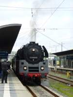 Hier sieht man die Dampflok 01 0509-8 am 18.Mai im Hofer Hbf.
Sie fhrt als Sonderzug von Chemnitz Hbf nach Neuenmarkt-Wirsberg anlsslich der Erffnung des neuen DDM in Neuenmarkt.