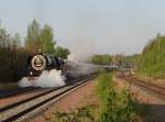 01 509 und 118 770 sind am 26.04.14 früh in Falkenstein/V. zusehen.
Es geht mit dem Sonderzug nach Dresden. Foto entstand vom Bahnsteigende.