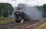 Mit Volldampf donnerte 011533 mit einem Sonderzug nach Kiel am 21.6.2014 um 6.10 Uhr auf der Rollbahn durch Hasbergen. 