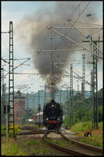 Der Modelleisenbahnhersteller PIKO hatte am 22.06.2024 zum Tag der offenen Tür nach Sonneberg/Thüringen geladen. Es reisten insgesamt drei Sonderzüge (Sdz) an. Hier der Sdz Nr. 3 das Bayerische Eisenbahnmuseum e.V. München und Nördlingen mit der Schnellzugdampflok 01 066 und der Diesellok 212 284-4 (beide BayernBahn) aus Nördlingen und Nürnberg. Die Aufnahme zeigt den Zug bei der Ausfahrt in Lichtenfels. Im Hintergrund thront das Kloster Banz über dem Maintal, was aber durch den Rauch der Dampflok nur zu erahnen ist.