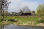 01 2066 verlässt am 10.04.2017 den Bahnhof Oberkotzau und fährt an der Saale entlang Richtung Neuenmarkt-Wirsberg mit ihrem Sonderzug. Zartes Grün zeigt, dass auch in Oberfranken der Frühling da ist. Danach geht alles schnell mit der Vegetation.....