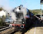 DAMPFLOK 001 150-2 IM BAHNHOF BOPPARD  Wieder eine schöne und hervorragend organisierte Sonderfahrt durchs  MITTELRHEINTAL mit Sonderzug und Schifffahrt führten die Eisenbahnfreunde BEBRA 