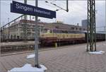 Mit Dampf zum Gotthard. Schublok am Ende des Zuges aus München war die rot-beige 218 105-5. Singen, März 2018.
