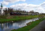 Oberkotzau, an der Saale, am 06.04.2017 kommt die 01 2066 mit einem Sonderzug herein. Beim Halt im Bahnhof, wenige Meters weiter links wird es Wasser von der Feuerwehr geben....