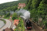 Anlässlich einer Plandampfveranstaltung passiert 01 202 am 30.05.2014 das im Neckartal gelegene Schloss Zwingenberg. 