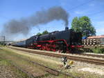 Anlässlig des Jubiläum 50 Jahre Bayrisches Eisenbahnmuseum Nördlingen verlässt die 01 066 mit einem Sonderzug von Nördlingen nach Donauwörth den Bahnhof Nördlingen.