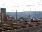 Blick ber den Aalener Bahnhof. Links der Gbf des Bahnhofes Aalen. Abgestellt sind Gter- sowie Regionalzge. Dazwischen steht die 01 1066 mit einem SDZ von Stuttgart Hbf nach Passau Hbf zur Abfahrt bereit. Aufgenommen am 1.September 2007 im Aalener Gleisvorfeld.