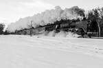 Der Nikolaus Dampf Sonderzug des Bayerischen Eisenbahnmuseums Nördlingen (BEM) mit der Schnellzugdampflok 01 066 am 09.12.2023 Richtung Salzburg, bei Eglharting. Leider gab es Wolken und blauen Himmel, die schlechteste Kombi beim fotografieren. Deswegen hier mal ein schwarz weiß Bild.