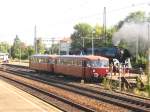 Modellbahntreff Gppingen 16.9.07. Whrend in den VT 98 die Fahrgste in Richtung Lenohrad Wei Gelnde einsteigen. Fhrt 01 533 mit anderen Gsten im Bahnhofn herum