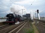 Anlsslich des Eisenbahnfestes in Neustadt an der Weinstrae, pendeln zwischen dem 29.09.07 und dem 30.09.07 historische Zge zwischen Heidelberg bzw. Ludwigshafen und Neustadt. 01 533 ist hier am Morgen des 29.09.07 mit einem Sonderzug nach Neustadt an der Weinstrae kurz vor dem S-Bahnhof Ludwigshafen Mitte zu sehen, 29.09.07.