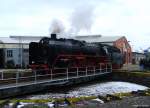 01 118 am 27.01.2007 im BW Arnstadt befhrt gerade die Drehscheibe und wird dabei von vielen Bahnbegeisterten freudig beobachtet